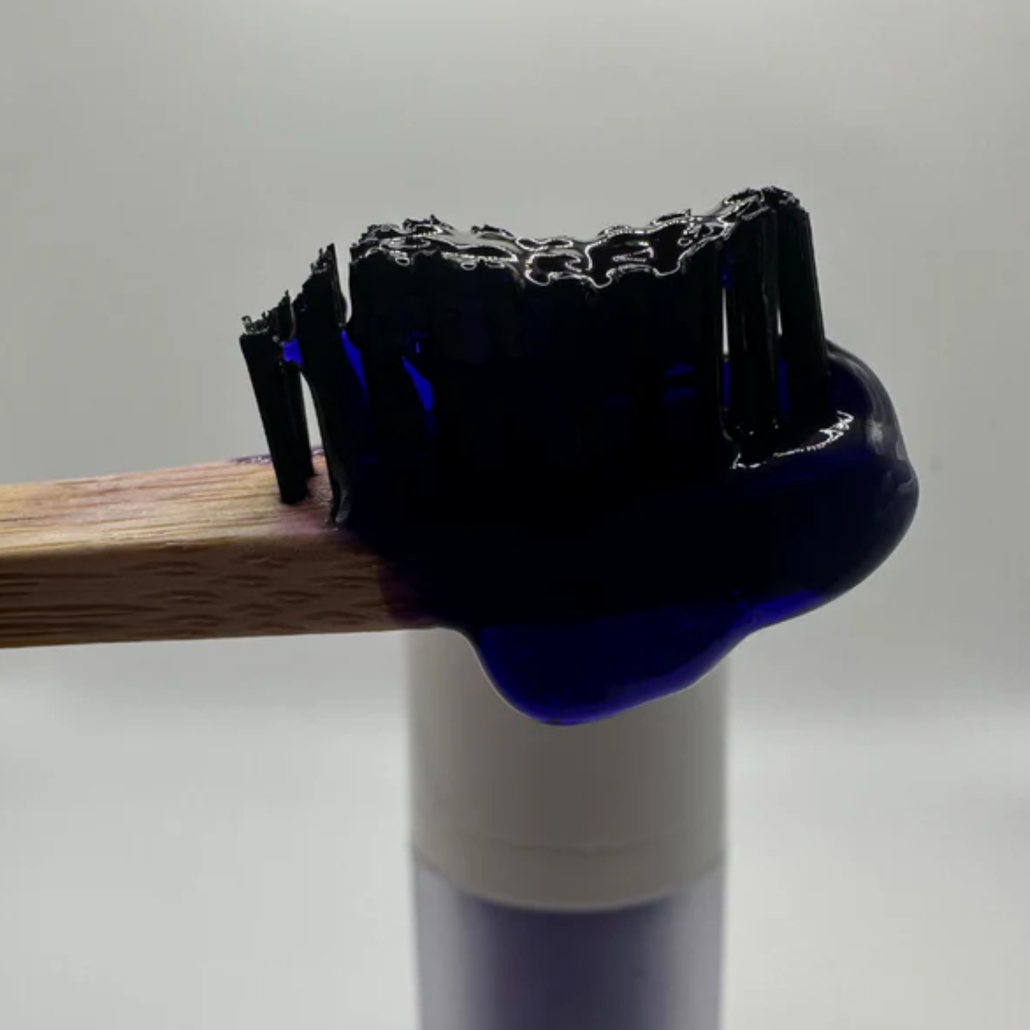 Farbkorrekturserum von Puremysmile für kosmetische Zahnaufhellung durch Farbkomplimentärkontrast