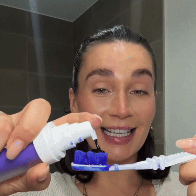 Puremysmile Creator lächelt mit Farbkorrekturserum und putzt Zähne