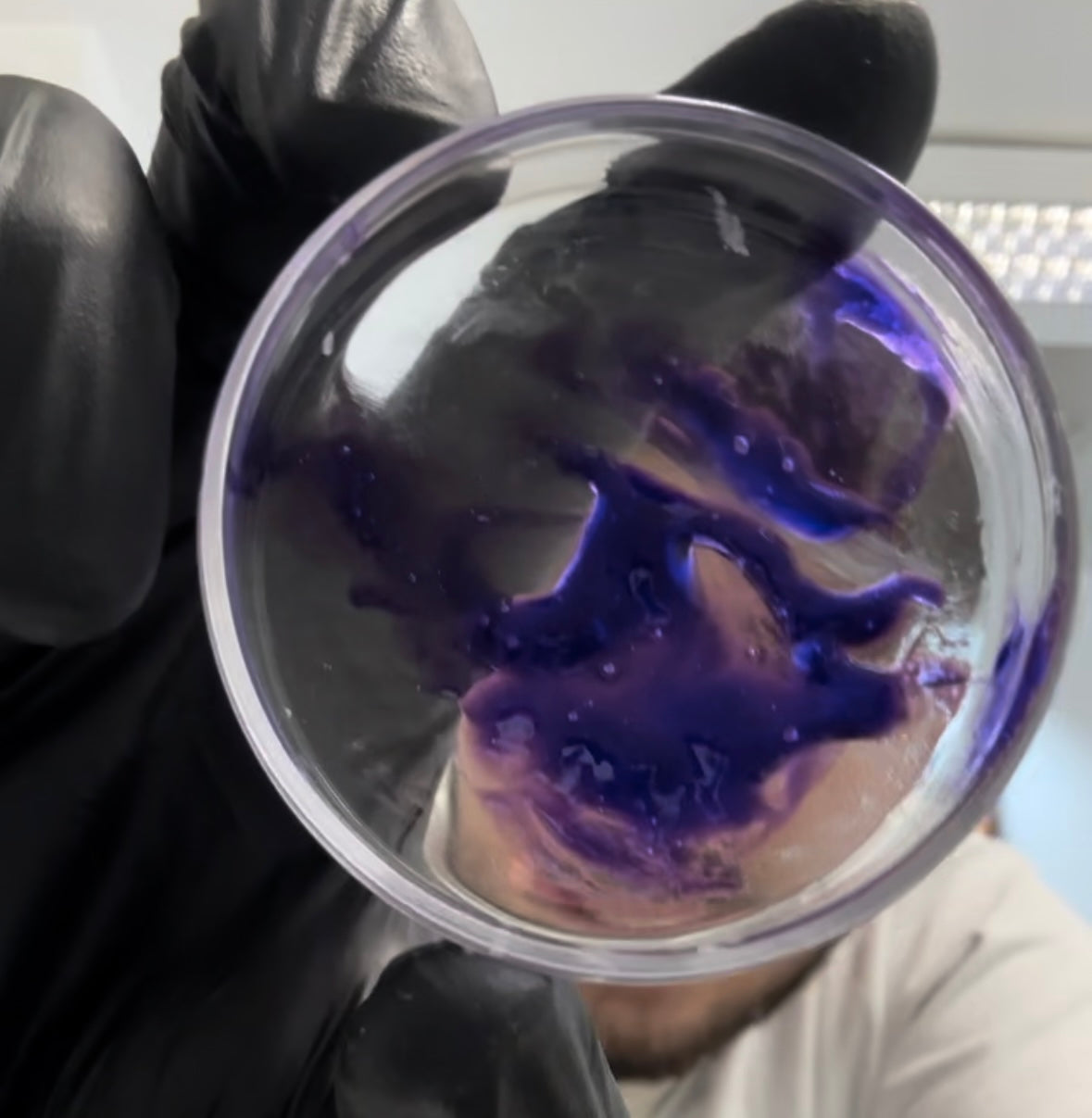 Puremysmile Farbkorrekturserum Inhalt in Petrischale