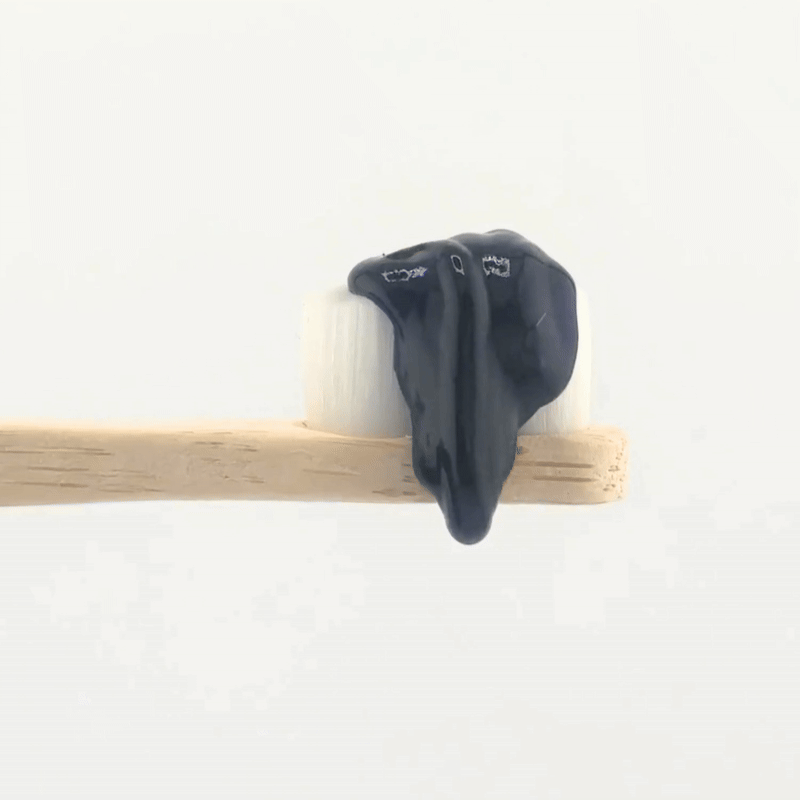 Puremysmile Farbkorrekturserum tropft von Bambuszahnbürste